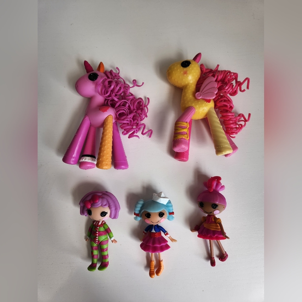 3 Lalaloopsy Mini Dolls and 2 Horses 🐎 Scone Featherbed Macedamia Marina Sahara - Picture 15 of 15